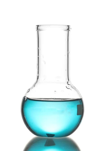 Flacon avec liquide bleu et réflexion isolé sur blanc — Photo