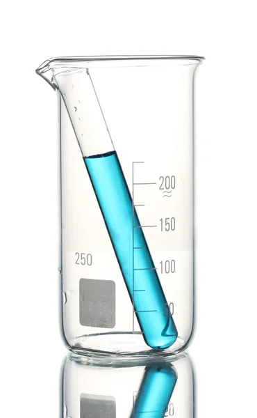 Tubi da laboratorio con liquido blu in becher misuratore con riflessione isolata su bianco — Foto Stock