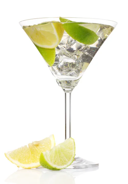 Cocktail con ghiaccio, limone e lime verde isolato su bianco — Foto Stock