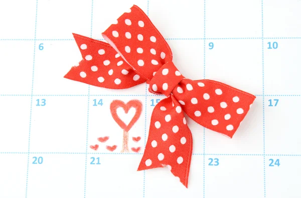 Σελίδα ημερολογίου με καρδιές και τόξο, ανήμερα του st.valentines — Φωτογραφία Αρχείου