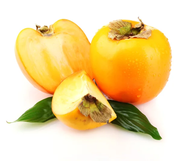 Aptitretande sharonfrukt med droppar isolerad på vit — Stockfoto