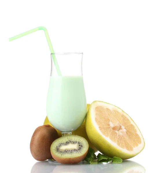Milkshake met kiwi en pomelo geïsoleerd op wit — Stockfoto