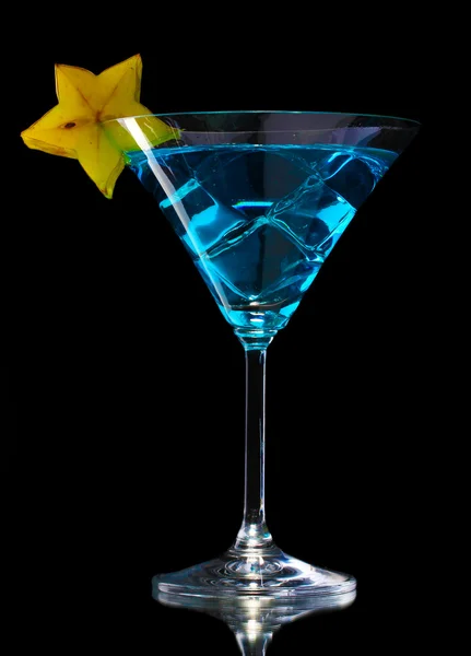 Blauer Cocktail im Glas auf schwarzem Hintergrund — Stockfoto