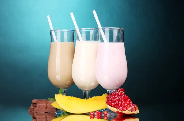 Молочные коктейли с фруктами и шоколадом на голубом фоне — стоковое фото