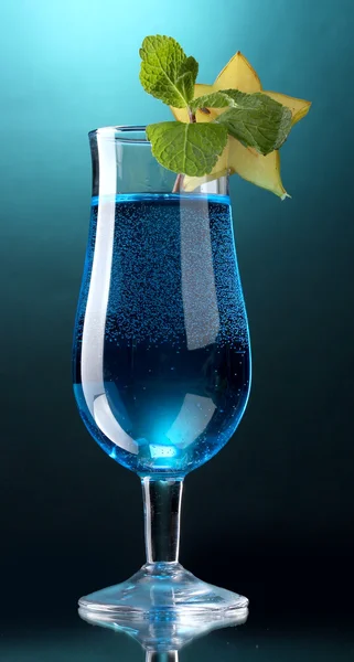 Cóctel azul en vaso sobre fondo azul — Foto de Stock