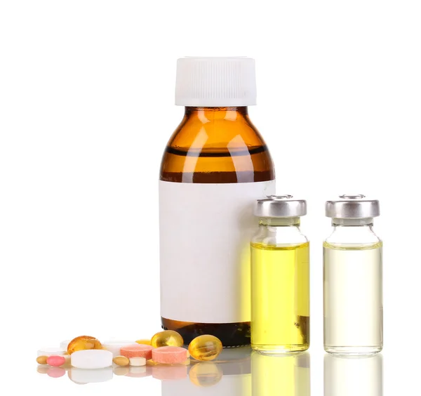 Medische flessen met tabletten en ampullen geïsoleerd op wit — Stockfoto
