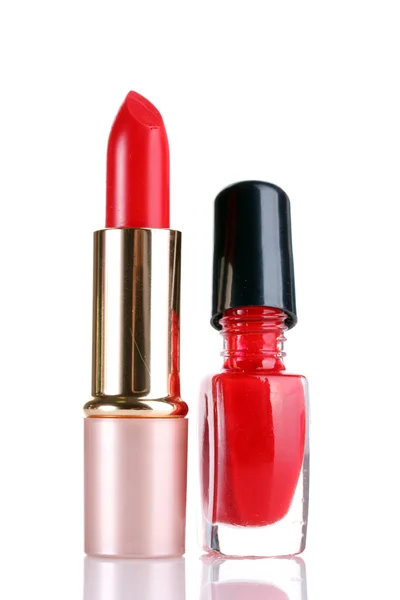 Rode lippenstift en nagellak geïsoleerd op wit — Stockfoto