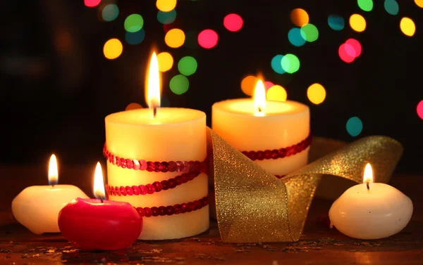 Krásné svíčky na dřevěný stůl na světlé pozadí — Stock fotografie
