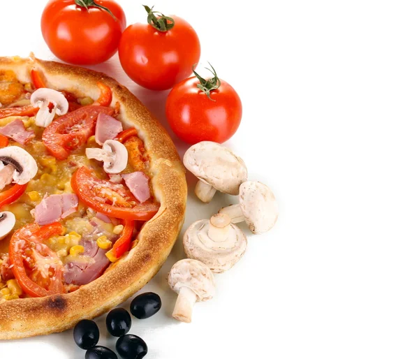 Pizza aromática com legumes e cogumelos close-up isolado em branco — Fotografia de Stock