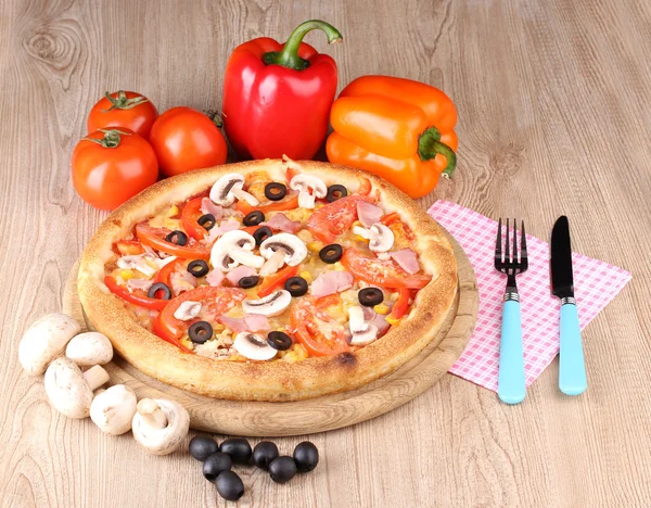 Aromatische pizza met fruit en paddestoelen op houten achtergrond — Stockfoto