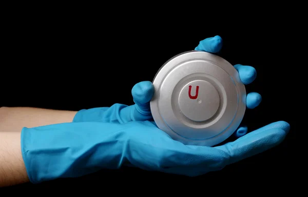 Ellerinde siyah izole uranyum — Stok fotoğraf