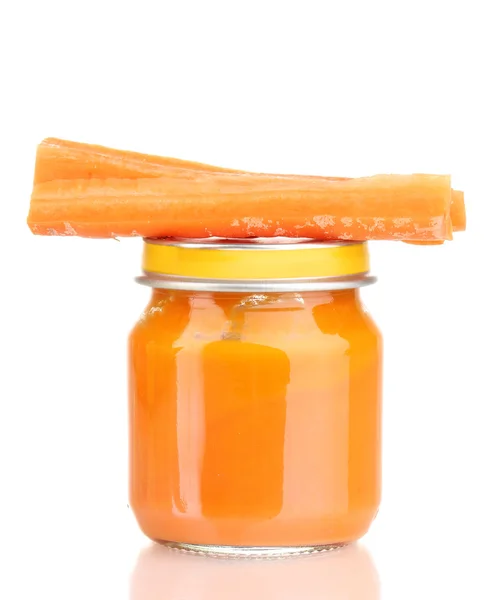 Bebek püresi ile üzerine beyaz izole bir carrot kavanoz — Stok fotoğraf