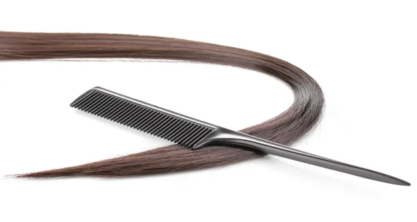 Блискуче коричневе волосся і гребінець ізольовані на білому — стокове фото