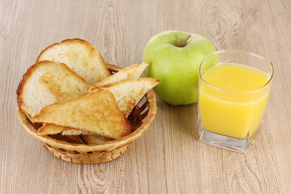 Desayuno clásico. Jugo de naranja y tostadas — Foto de Stock