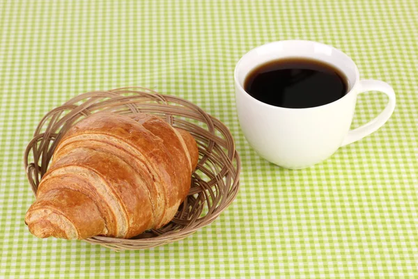 Классический завтрак. Кофе и круассан — стоковое фото