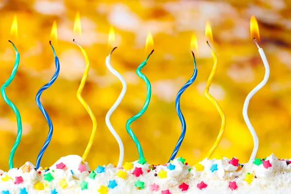 Mooie birthday kaarsen op gele achtergrond — Stockfoto