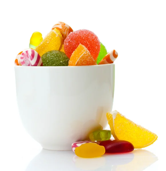 Cukierki kolorowe galaretki w miska na białym tle — Zdjęcie stockowe