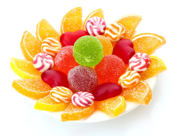 Красочные конфеты желе на тарелке изолированы на белом — стоковое фото