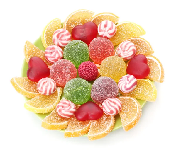 Красочные конфеты желе на тарелке изолированы на белом — стоковое фото