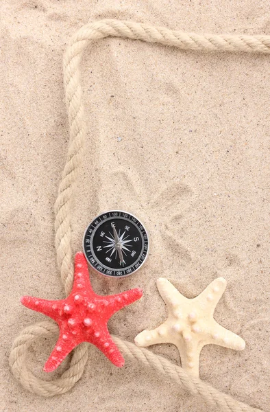Starfishes com kompass e corda na areia — Fotografia de Stock