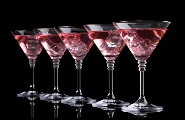 Coquetel vermelho em copos de martini isolados em preto — Fotografia de Stock