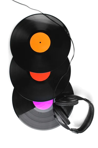 Disques vinyles noirs et écouteurs isolés sur blanc — Photo