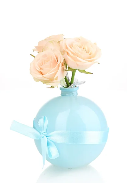Красивые розы в вазе изолированы на белом — стоковое фото
