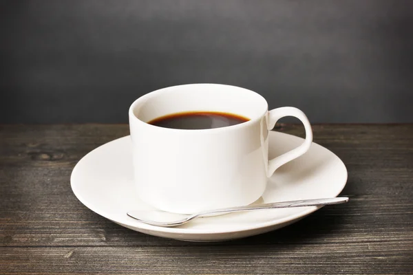 Kaffekopp på träbord på grå bakgrund — Stockfoto