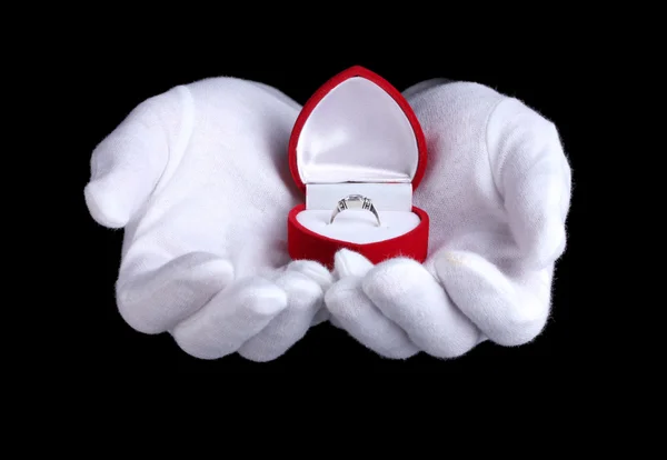 Mãos de homem segurando anel na caixa no fundo preto — Fotografia de Stock