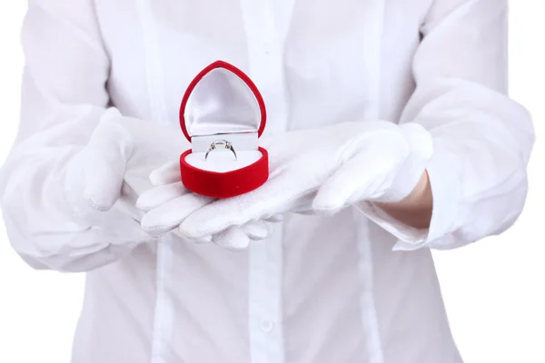 Женщины руки держа кольцо в коробке — стоковое фото