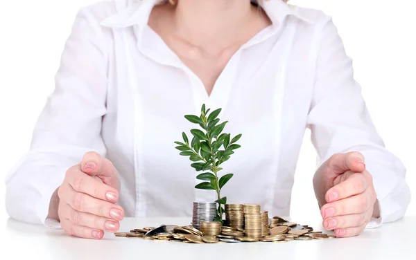 Žena ruce s mincí a rostlin — Stock fotografie