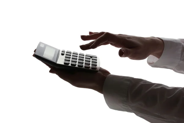 Силуэт женских рук с калькулятором, изолированным на белом — стоковое фото