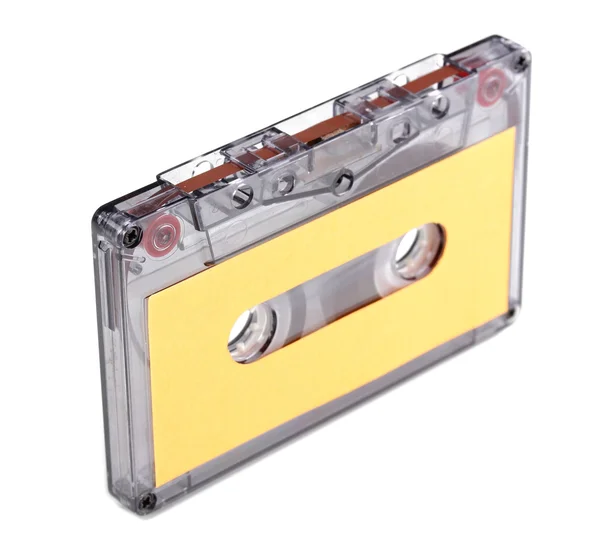 Аудиокассеты с цветной этикеткой изолированы на белом — стоковое фото