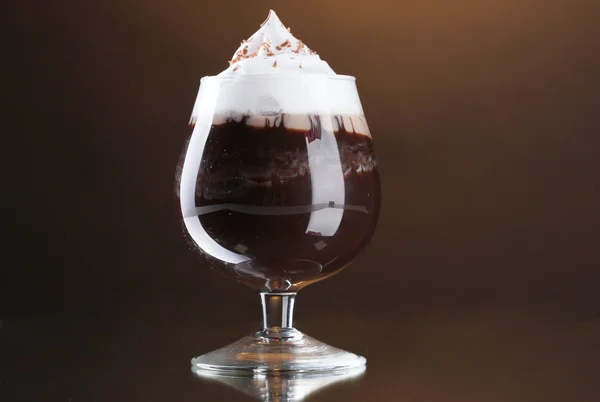 コーヒー茶色の背景にカクテルのグラス — ストック写真