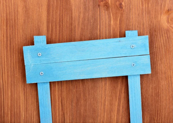 Barevné dřevěné vývěsní štít na dřevěné pozadí — Stock fotografie