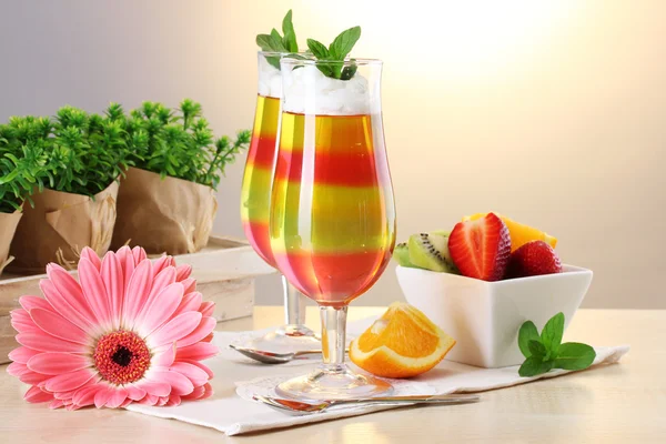 Fruit gelei in glazen en vruchten op tafel in café — Stockfoto