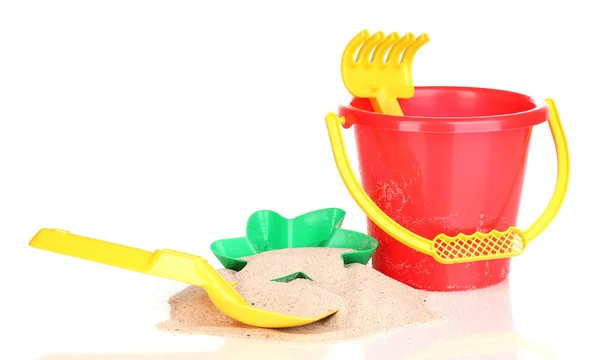 बच्चों के समुद्र तट खिलौने और रेत सफेद पर अलग — स्टॉक फ़ोटो, इमेज