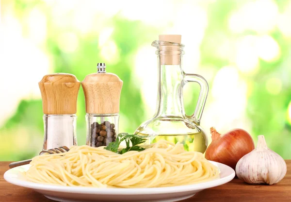 Samenstelling van de heerlijke spaghetti op groene achtergrond — Stockfoto