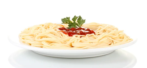Italské špagety vařené v bílé plotně izolovaných na bílém — Stock fotografie