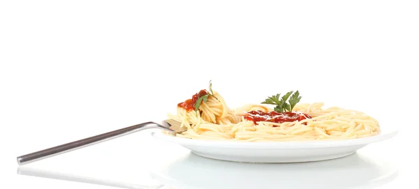 Espaguetis italianos cocidos en un plato blanco con tenedor aislado sobre blanco —  Fotos de Stock
