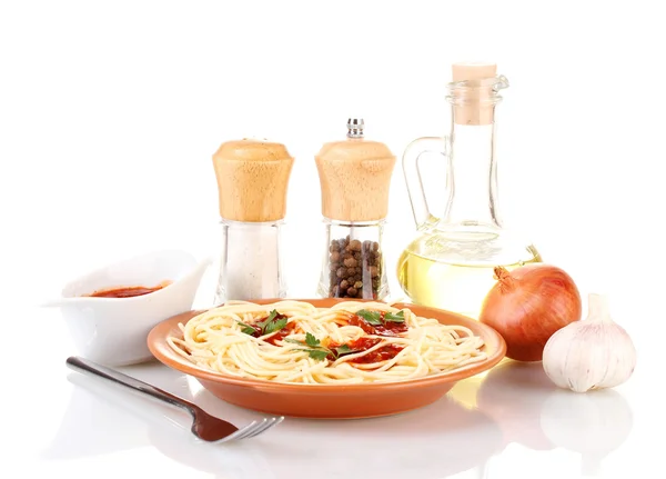 Composição do delicioso espaguete com molho de tomate e salsa isolada em branco — Fotografia de Stock