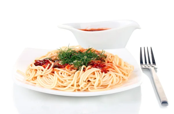 Espaguetis italianos cocidos en un plato blanco con salsa de tomate aislada sobre blanco — Foto de Stock