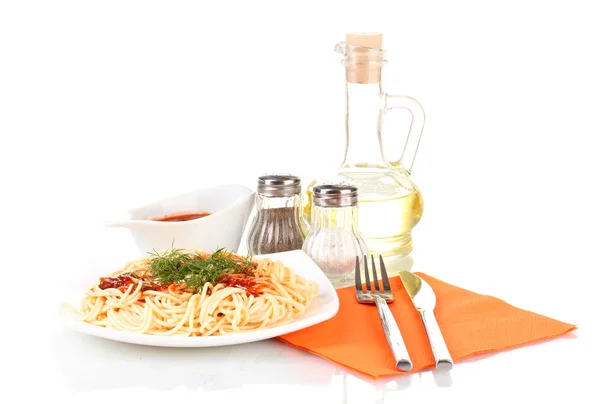 Skład pyszne gotowane spaghetti z sosem pomidorowym na białym tle — Zdjęcie stockowe