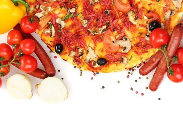 Vynikající pizza, zelenina a salám izolovaných na bílém — Stock fotografie