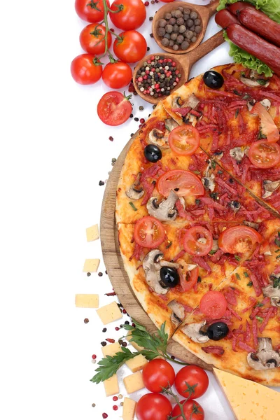 Finom pizza, a zöldségek és a szalámi elszigetelt fehér — Stock Fotó