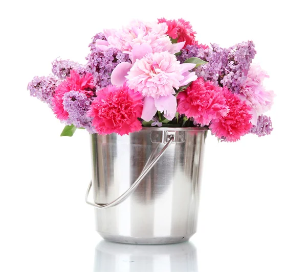Belas flores de primavera em balde de metal isolado no branco — Fotografia de Stock