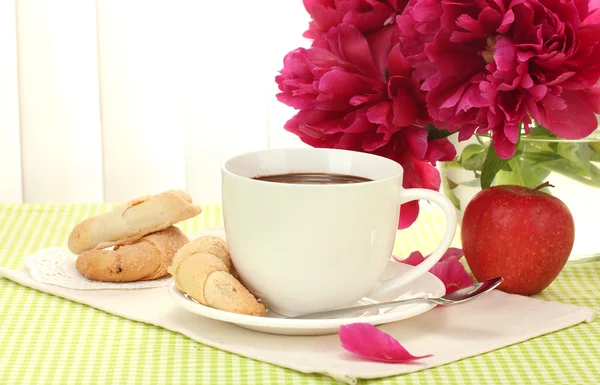 Beker warme chocolademelk, apple, cookies en bloemen op tafel in café — Stockfoto