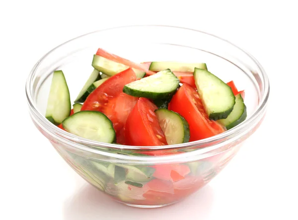 Čerstvý salát s rajčaty a okurkami izolovaných na bílém — Stock fotografie