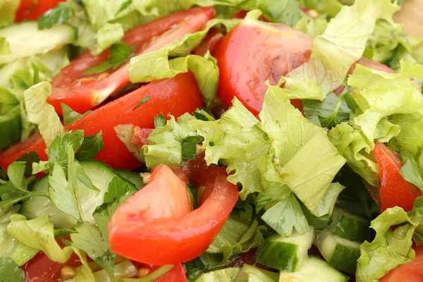 Ensalada fresca con tomates y pepinos de cerca — Foto de Stock