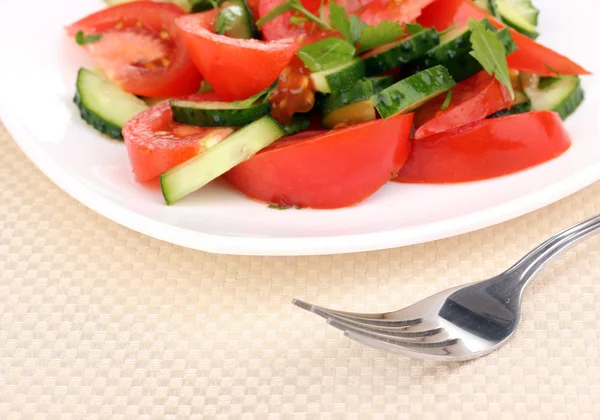 新鲜的西红柿和黄瓜沙拉 — 图库照片